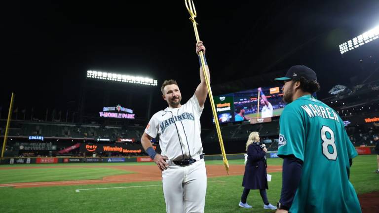 Cal Raleigh celebra con el tridente el triunfo de los Marineros.
