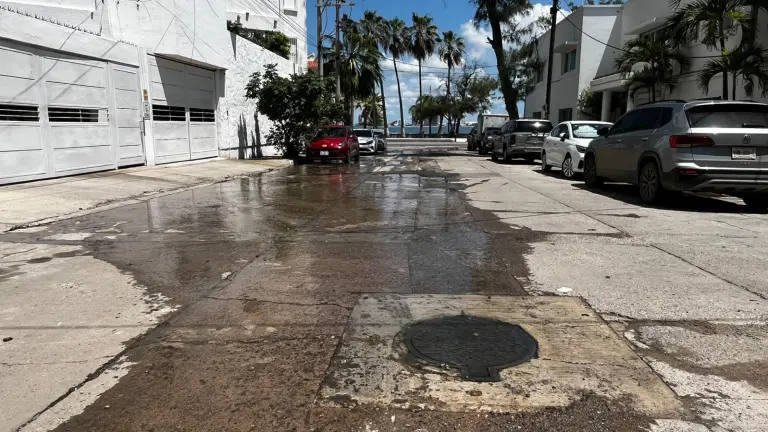 Después de las lluvias registradas en Mazatlán, algunas zonas de la red de drenaje están rebosadas y las aguas negras llegas al mar.