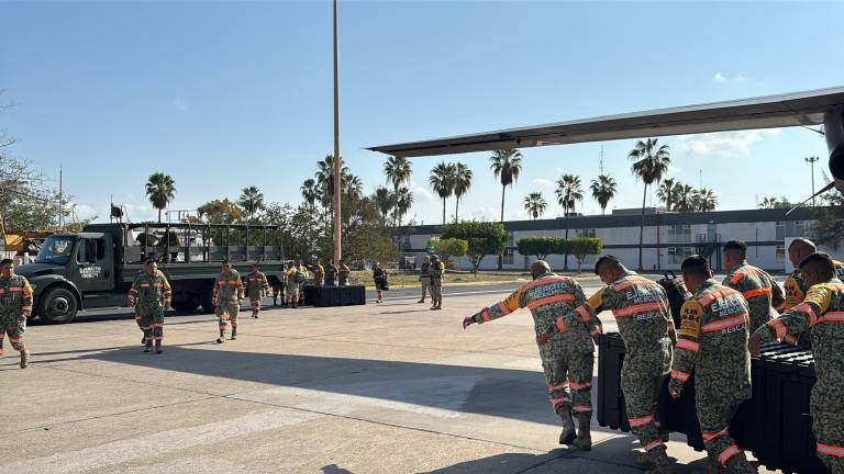 Personal del Ejército Mexicano en su traslado hacia la sierra de Rosario para colaborar en el rescate de trabajadores mineros.