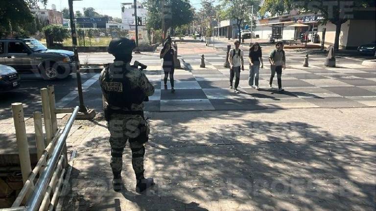 Elementos de la Guardia Nacional mantienen vigilancia permanente en el Puente Bimodal del Malecón Viejo.