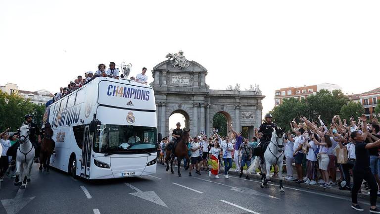 Una multitud acompañó el desfile de los blancos en Madrid.