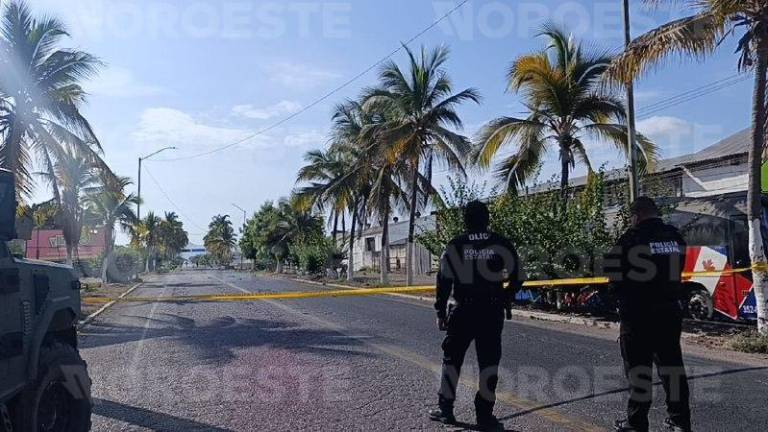 Elementos de seguridad mantienen cerrada la circulación en la carretera Federal México 15 tras la explosión.