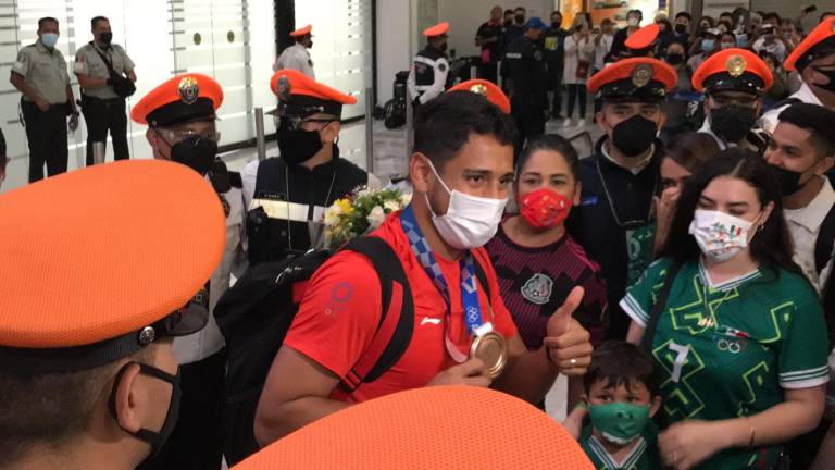 Con mariachi reciben al Tricolor tras volver a México con su bronce olímpico