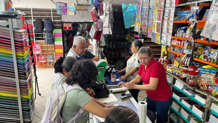 Inicio del canje de útiles y uniformes escolares gratuitos en Mazatlán.