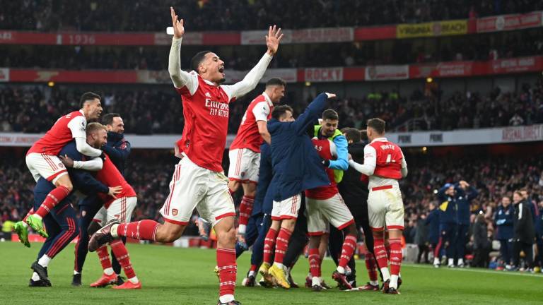 Arsenal logró la remontada para mantenerse en la cima de la Premier League.