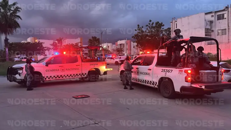 Autoridades resguardan la zona donde se registró el ataque armado en un autolavado de Culiacán.