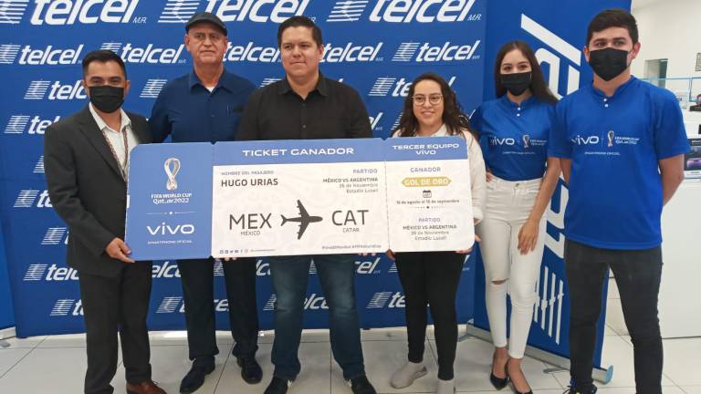 Directivos de Telcel y representantes de la marca Vivo hacen entrega del boleto ganador Hugo Arnoldo Urías.