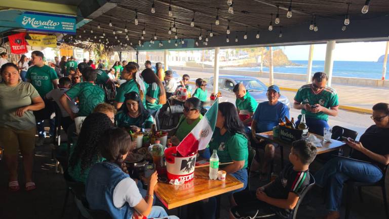 La expectativa por el segundo partido mundialista de México también se reflejó en las calles y comercios del puerto.