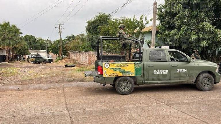 Militares resguardan la zona en donde fue abandonado el cuerpo sin vida de una persona en la colonia Libertad.