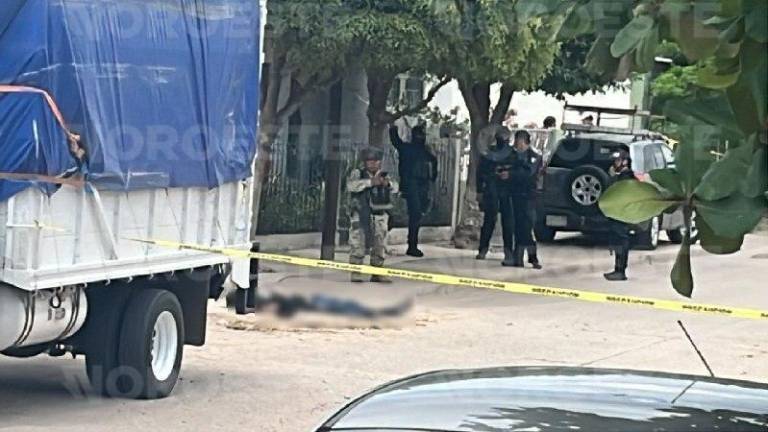 Autoridades resguardan la zona en espera del arribo del personal pericial de la Fiscalía de Sinaloa.