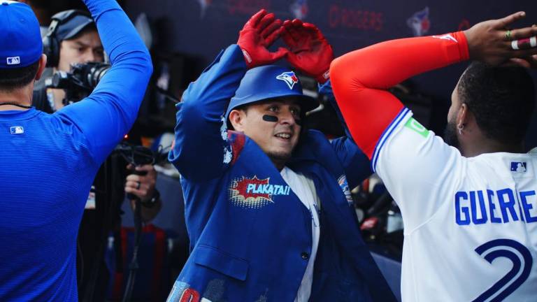 Luis Urías debutó con los Azulejos con jonrón, pero no alcanzó para evitar la derrota ante Astros.