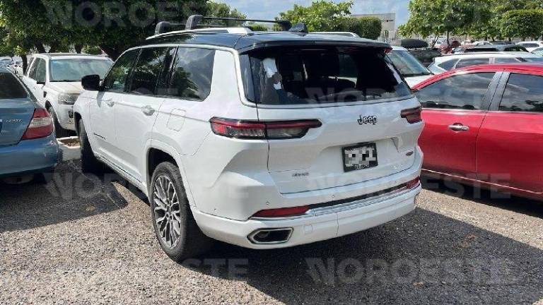 La camioneta con impactos de bala fue localizada en el estacionamiento de un hospital privado.