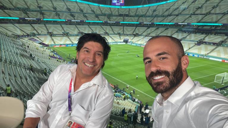 Marc Crosas (derecha) defiende a Mess y aegura que los verdaderos problemas del Tri están en la cancha.