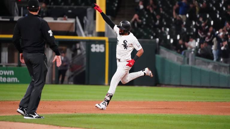 Derek Hill recorre las bases luego de dar el jonrón que le dio el triunfo a los Medias Blancas.