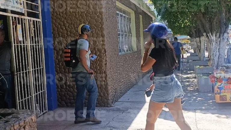 Padres de familia retiran a sus hijos de planteles escolares tras detonaciones de armas de fuego.