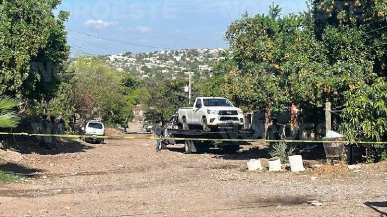 La unidad motriz con decenas de impactos de proyectil de arma de fuego es asegurada por la Fiscalía.
