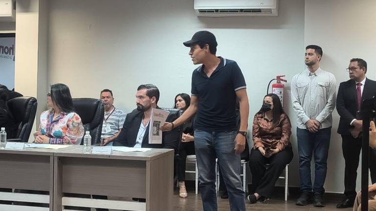 Un grupo de ciudadanos ingresó al recinto municipal para exponer peticiones.