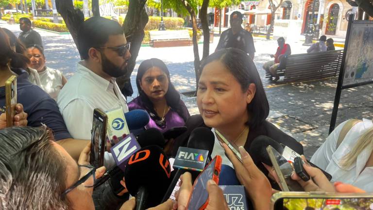 La Alcaldesa provisional de Mazatlán, Minerva Osuna Zavala, explica sobre los trabajos de limpieza de canales en la ciudad.