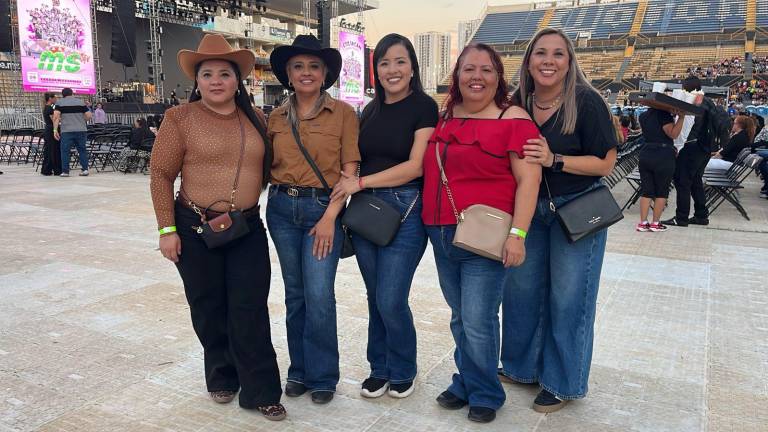 Bailan y cantan al ritmo de la Banda MS