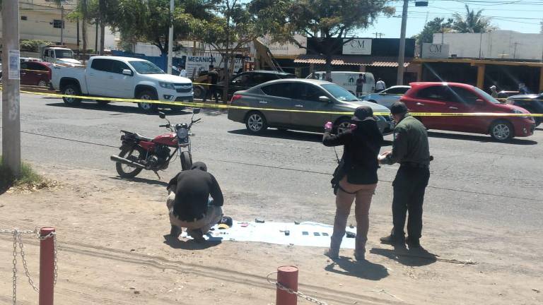 Investigadores en la escena donde se registró un asesinato en Culiacán.