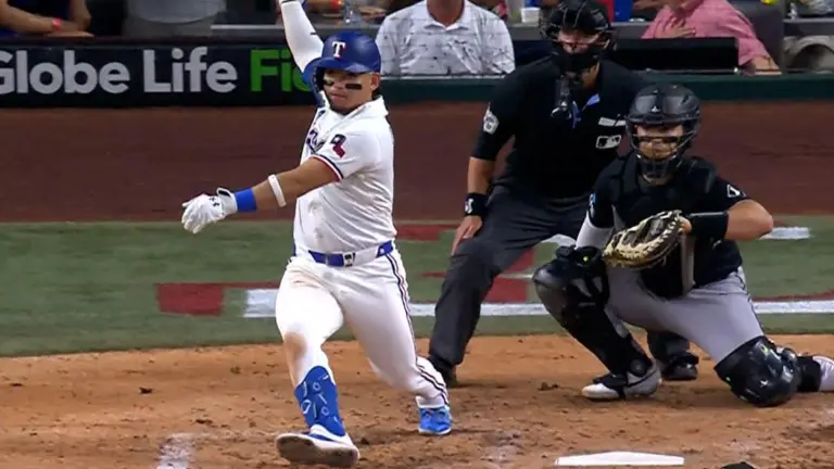 Alejandro Osuna conectó tres imparables para los Rangers, que apalearon a los Medias Blancas.