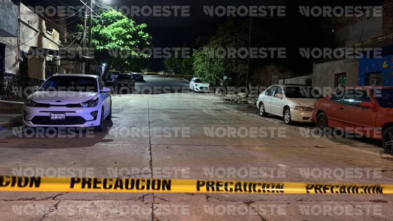 Policías municipales acordonaron la calle donde una vivienda de la Colonia Reforma fue atacada a balazos.