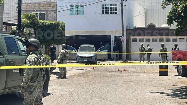Elementos de seguridad resguardan la zona del ataque a una vivienda en Culiacán.