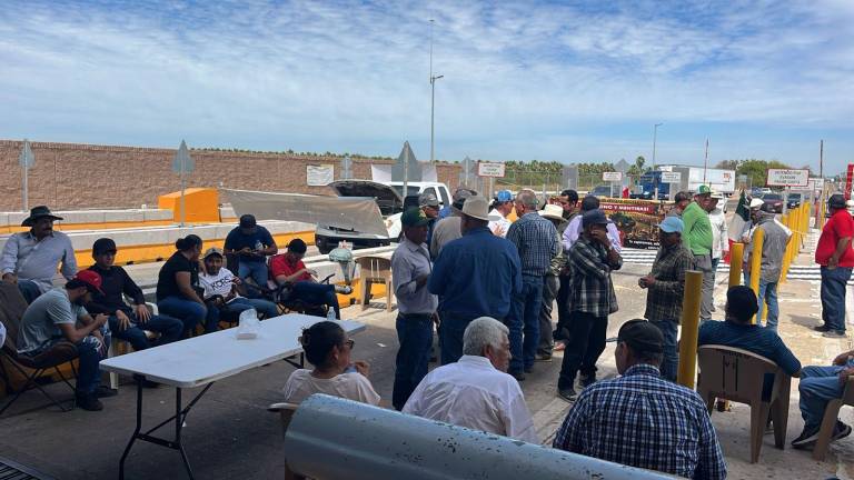 Productores agrícolas se mantienen en protesta en la caseta de cobro de El Pisal, en Navolato.