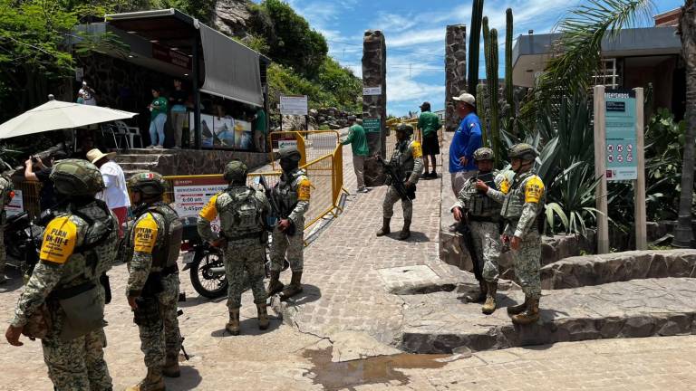 El Faro de Mazatlán fue evacuado después del desprendimiento de rocas del cerro que dejó en la parte baja dos personas lesionadas y cinco vehículos dañados.