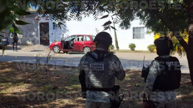 Peritos aseguran casquillos y un vehículo dañado tras ataque en Hacienda del Seminario.