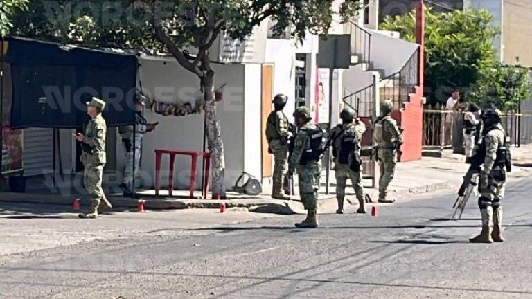 Elementos de la Guardia Nacional resguardan el establecimiento tras la agresión ocurrida este viernes.
