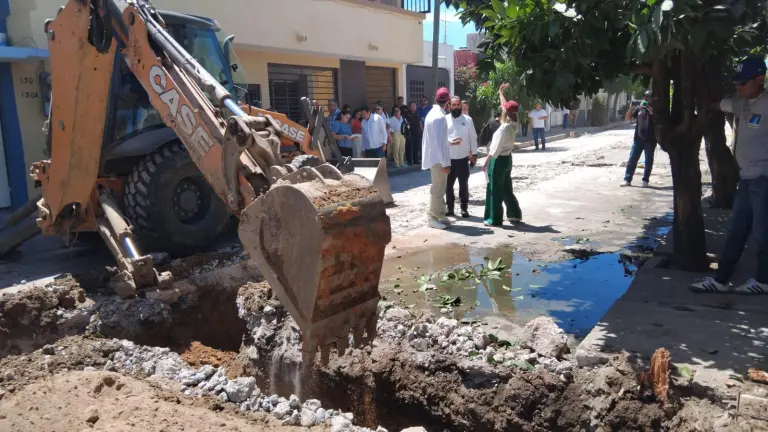 Reparación de calle en la Colonia López Mateos, en Mazatlán.