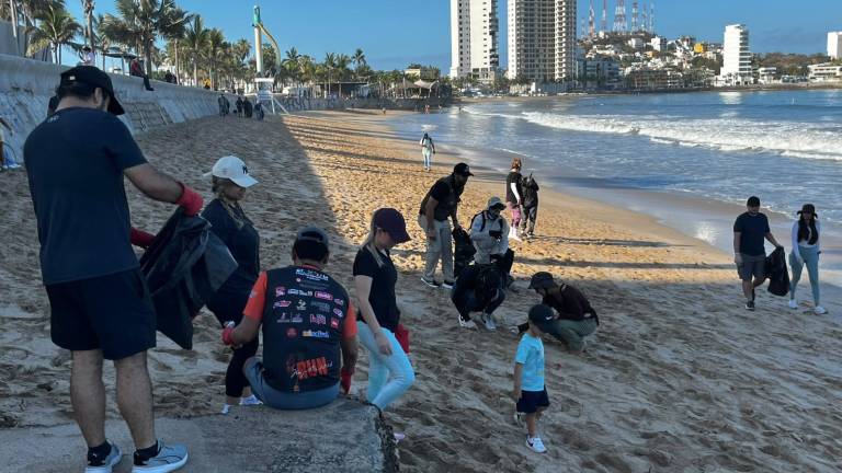 Voluntarios participaron en la limpieza de playas en el marco de la conmemoración del Día Mundial de los Océanos.