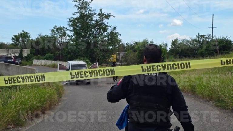 Policías municipales resguardan la zona del hallazgo del cuerpo sin vida de Julián Rosario “N” en la curva de San Pedro, en Navolato.
