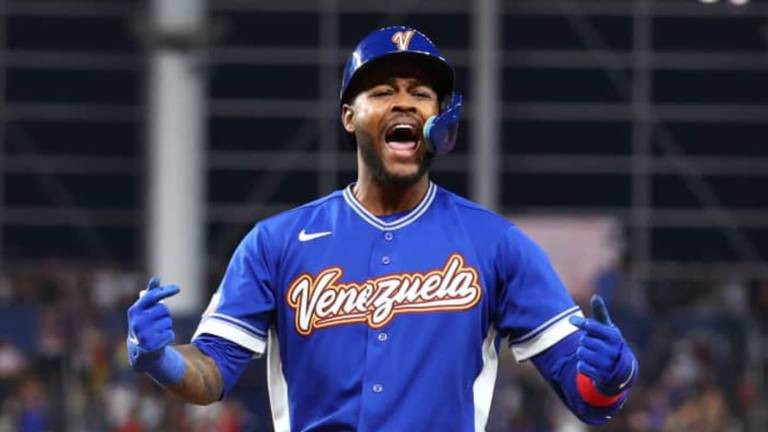 Maikel García celebra tras darle la ventaja a Venezuela en la séptima entrada.