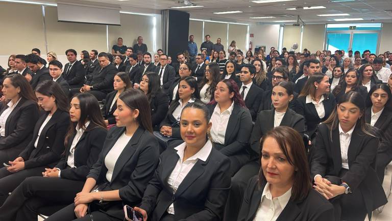 Los alumnos firmaron los títulos que acreditan sus estudios, como paso previo a la ceremonia de graduación.