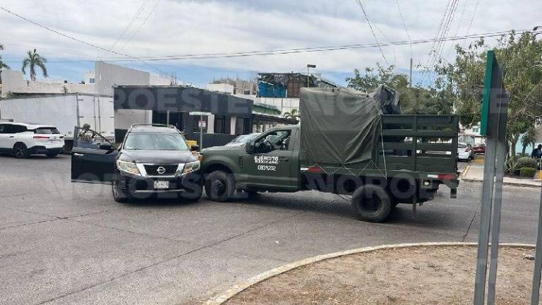 Unidad militar impacta camioneta con cuatro mujeres durante persecución en bulevar Xicoténcatl.