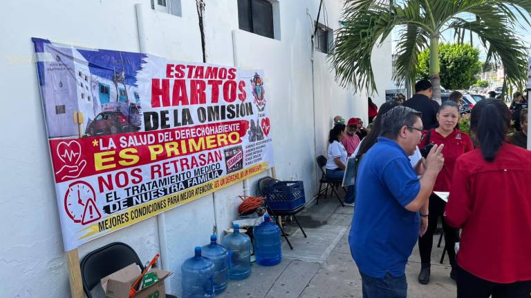 Protesta de trabajadores sindicalizados del Ayuntamiento de Mazatlán para denunciar fallas en la atención en el Hospitalito