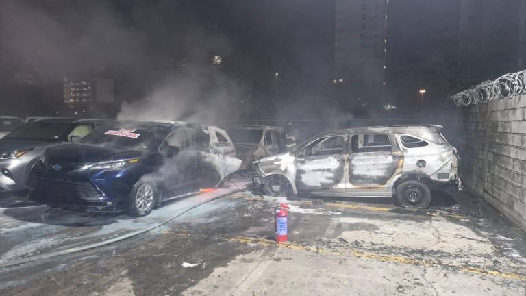 EL incendio alcanzó a cuatro vehículos estacionados en una agencia automotriz.