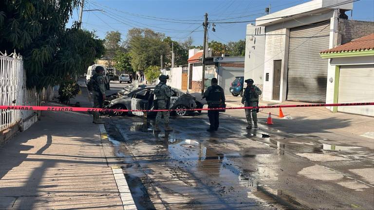 Elementos de Bomberos Culiacán acudieron para sofocar el incendio; sin embargo, la unidad quedó completamente calcinada.