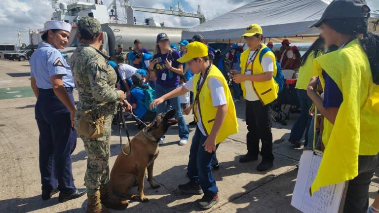 Niñas, niños y jóvenes del Centro de Rehabilitación e Inclusión Infantil Teletón de Sinaloa convivieron con binomios caninos durante su visita a la Cuarta Región Naval.