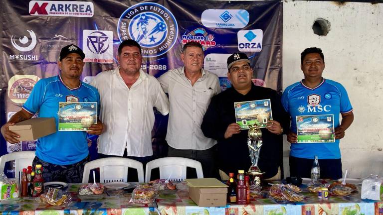 Los directivos de la Liga de Futbol Superveteranos y los acreedores de los premios.