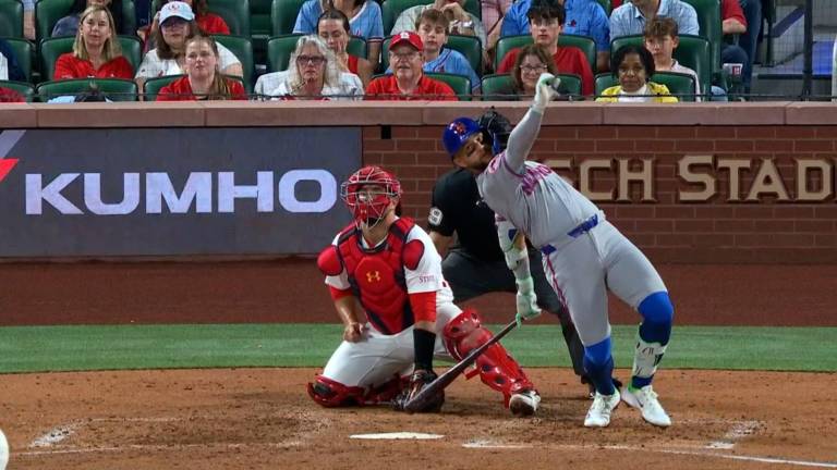 Bo Bichette casi pierde el equilibrio al momento de conectar el hit que definió el triunfo de los Mets en San Luis.