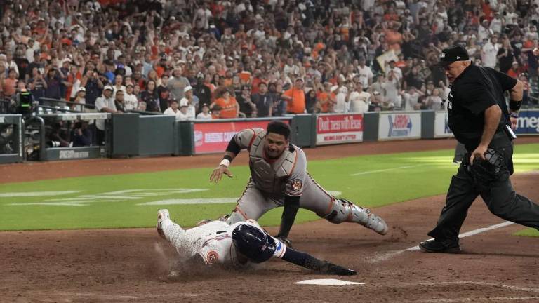 El receptor Samuel Basallo pone out en home a Nick Allen tras un certero tiro de Tyler O’NeiLl.