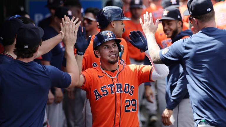 Ramón Urías es felicitado por sus compañeros tras conectar jonrón para los Astros.