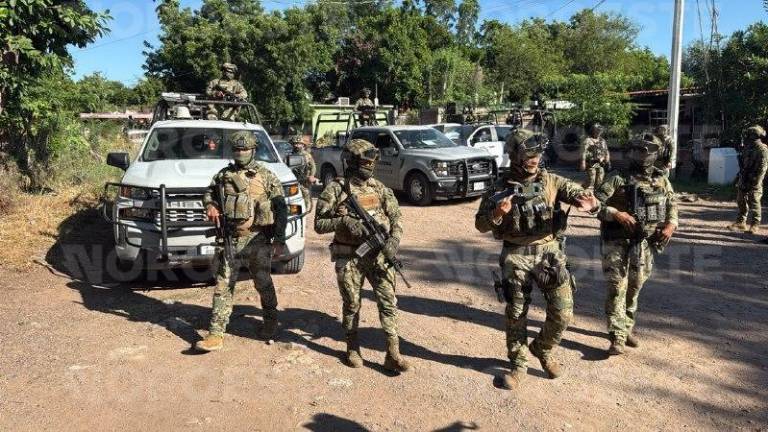 Cinco cateos federales en Laguna Colorada, Culiacán, dejan siete detenidos y armas, droga y vehículos asegurados.