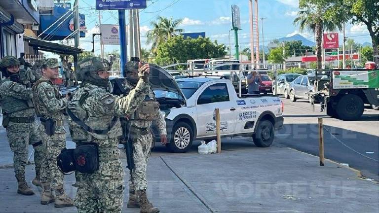 Elementos del Ejército resguardan la zona donde se registró un ataque armado en Culiacán.