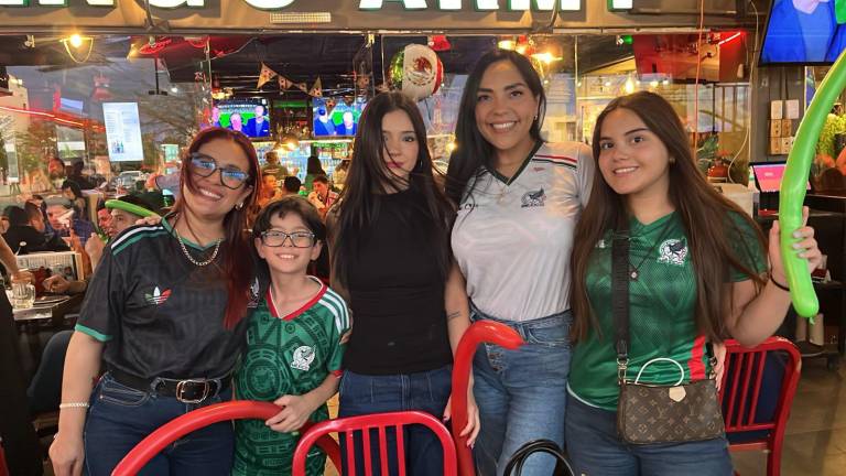 La familia Piña celebró el triunfo de la selección mexicana.