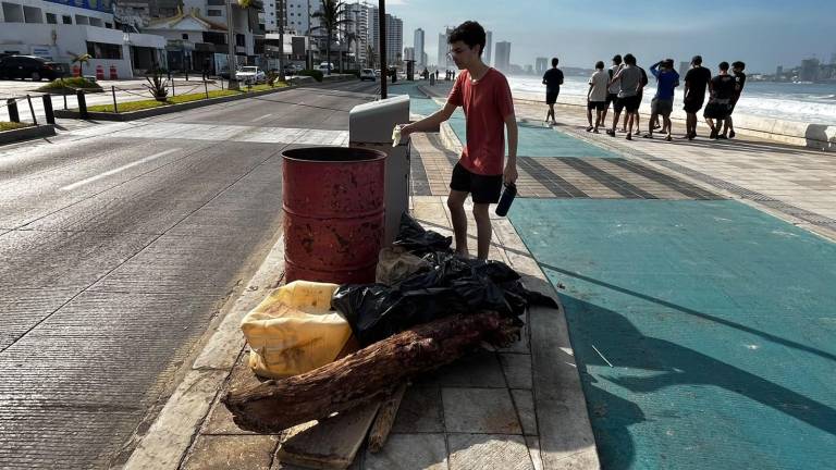 Durante la jornada de limpieza se retiraron maderas y basura.