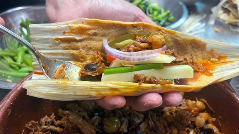 Navidad con tamales de puerco arcoíris